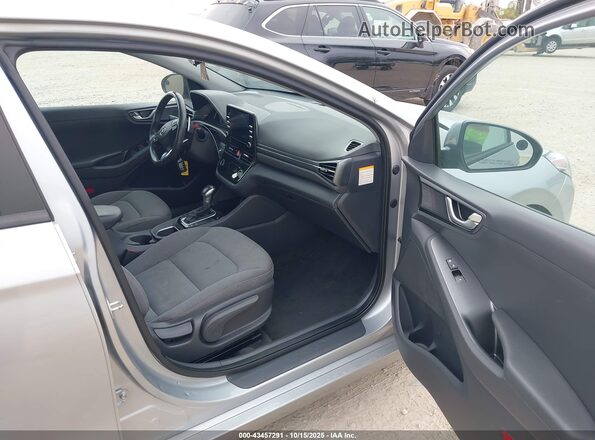 KMHC65LD2NU272519 2022 HYUNDAI IONIQ PLUG-IN HYBRID Silver Вид салону спереду