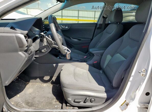 KMHC75LC6MU260800 2021 HYUNDAI IONIQ Белый Вид салона спереди