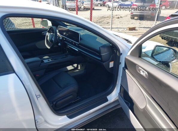 KMHM34AAXPA049245 2023 HYUNDAI IONIQ 6 Белый Вид салона спереди