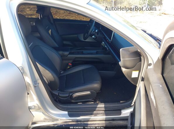 KMHM34AC0RA061795 2024 HYUNDAI IONIQ 6 Silver Widok wnętrza z przodu