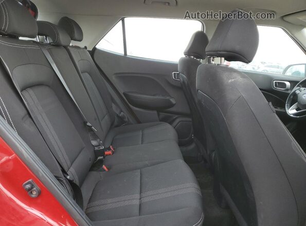 KMHRC8A31MU065942 2021 HYUNDAI VENUE Red Widok wnętrza z tyłu