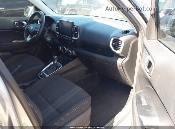 KMHRC8A31PU266325 2023 HYUNDAI VENUE Silver წინა სალონის ხედი