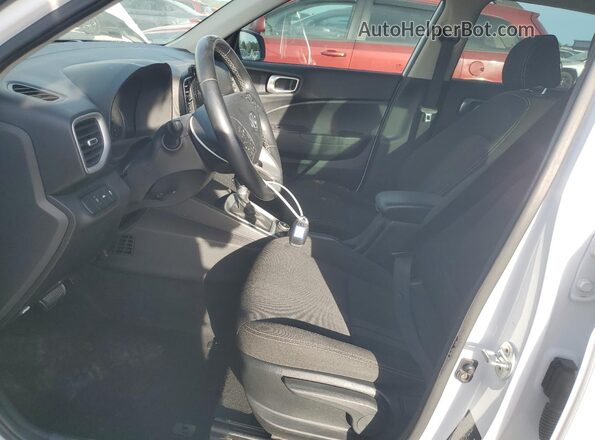 KMHRC8A32MU083592 2021 HYUNDAI VENUE White Front interior view