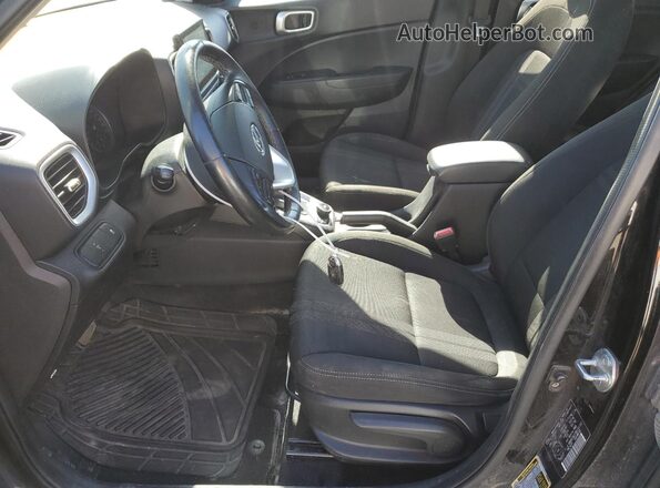 KMHRC8A37MU101147 2021 HYUNDAI VENUE Черный Вид салона спереди