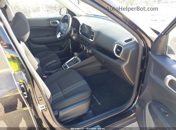 KMHRC8A37NU162841 2022 HYUNDAI VENUE Черный Вид салона спереди