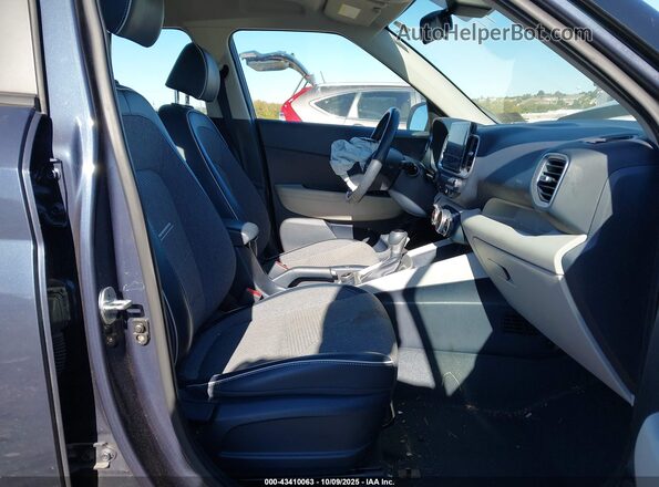 KMHRC8A39MU086733 2021 HYUNDAI VENUE Синий Вид салона спереди