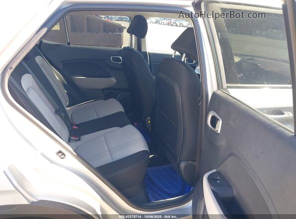 KMHRC8A39PU222458 2023 HYUNDAI VENUE Silver Widok naklejki z numerem VIN