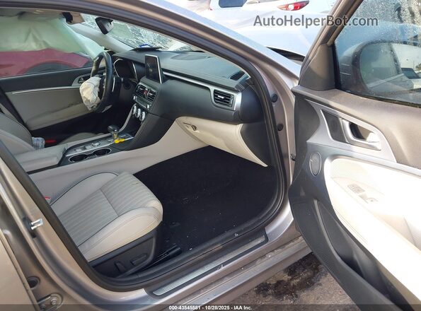 KMTG34LA3LU051105 2020 GENESIS G70 Silver Widok wnętrza z przodu