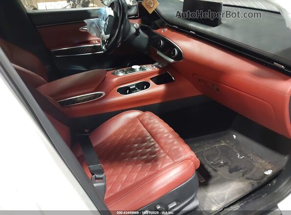 KMUMCDTC0PU081734 2023 GENESIS GV70 White Вид салону спереду