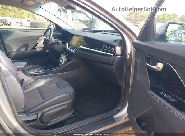 KNDCB3LC3N5502946 2022 KIA NIRO Silver 