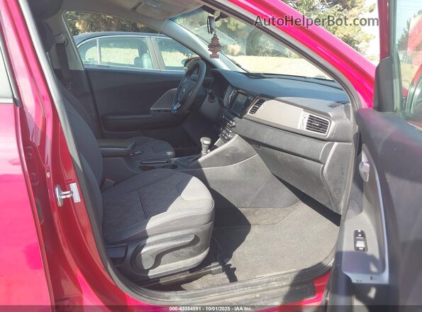 KNDCB3LC7H5063559 2017 KIA NIRO Красный Вид салона спереди