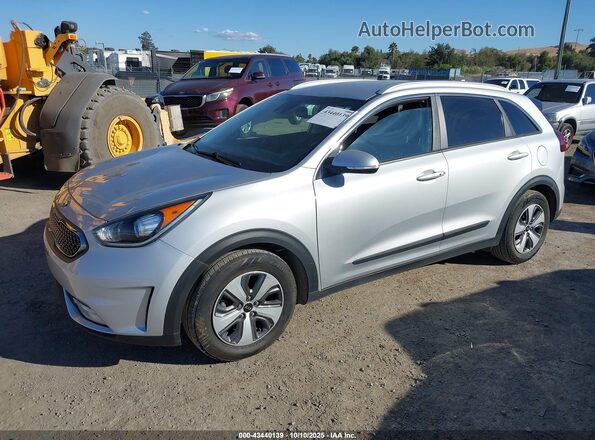 KNDCC3LC3J5126630 2018 KIA NIRO Silver Vista tres cuartos delantera izquierda