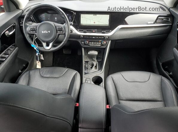 KNDCE3LC4N5496033 2022 KIA NIRO Red 