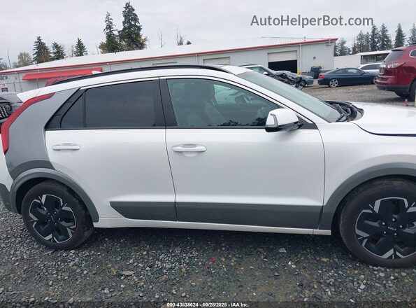 KNDCT3L18P5016566 2023 KIA NIRO EV Белый Вид задней части салона