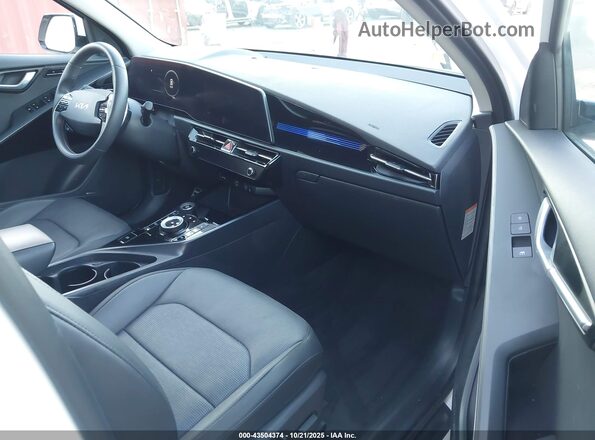 KNDCT3L1XR5089764 2024 KIA NIRO EV Белый Вид салона спереди