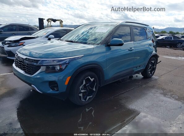 KNDER2AA8S7699130 2025 KIA SELTOS Blue Առջևի ձախ երեք քառորդ տեսարան