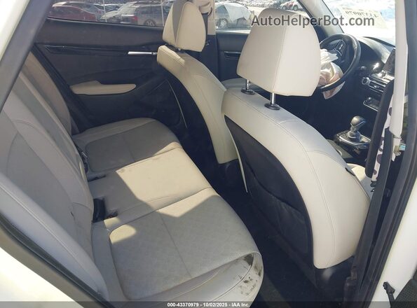 KNDETCA23P7387577 2023 KIA SELTOS White Widok naklejki z numerem VIN