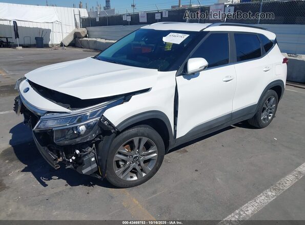 KNDEU2AA1M7196685 2021 KIA SELTOS Белый Передняя левая четверть