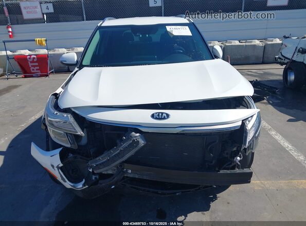KNDEU2AA1M7196685 2021 KIA SELTOS Белый Вид панели приборов