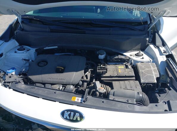 KNDEU2AA1M7196685 2021 KIA SELTOS Белый Вид сзади