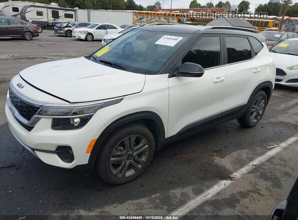 KNDEU2AA5P7399535 2023 KIA SELTOS Белый Передняя левая четверть
