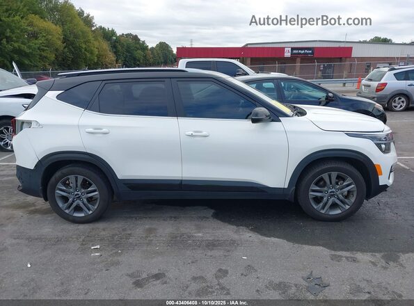 KNDEU2AA5P7399535 2023 KIA SELTOS Белый Панорамный вид салона 360°