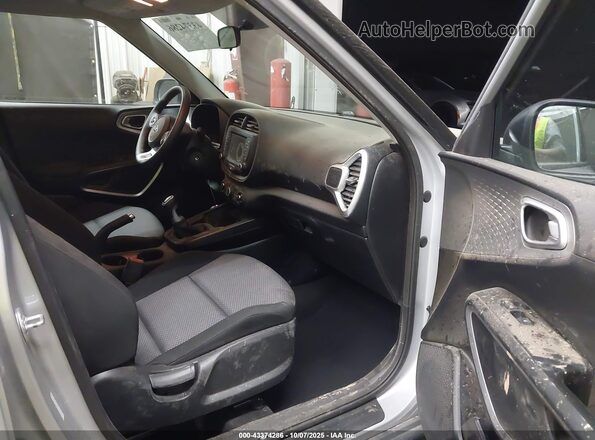 KNDJ22AU8L7036803 2020 KIA SOUL Gray Սալոնի դիմացի տեսք