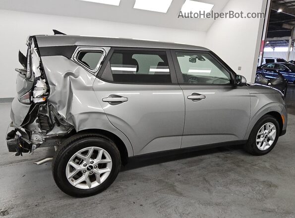 KNDJ23AU2S7936262 2025 KIA SOUL Silver Trasero derecho
