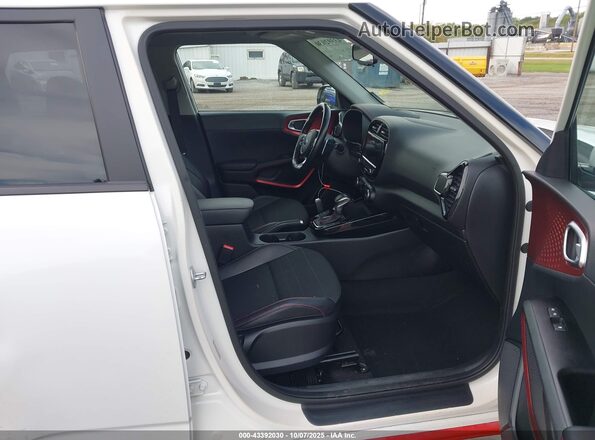 KNDJ53AF8L7011382 2020 KIA SOUL White Вид салону спереду