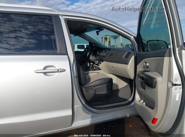 KNDMB5C17K6515929 2019 KIA SEDONA Silver Widok wnętrza z przodu