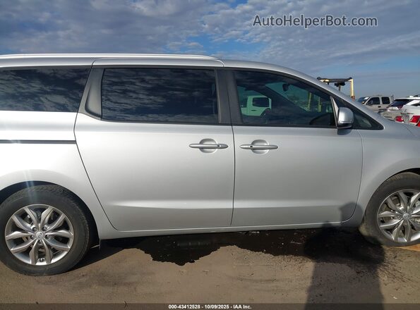 KNDMB5C17K6515929 2019 KIA SEDONA Silver Widok wnętrza z tyłu