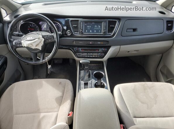 KNDMC5C15L6562004 2020 KIA SEDONA Silver Vista del salpicadero