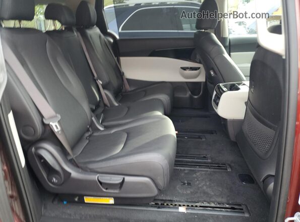 KNDNE5H32P6276125 2023 KIA CARNIVAL Бордовый Вид задней части салона