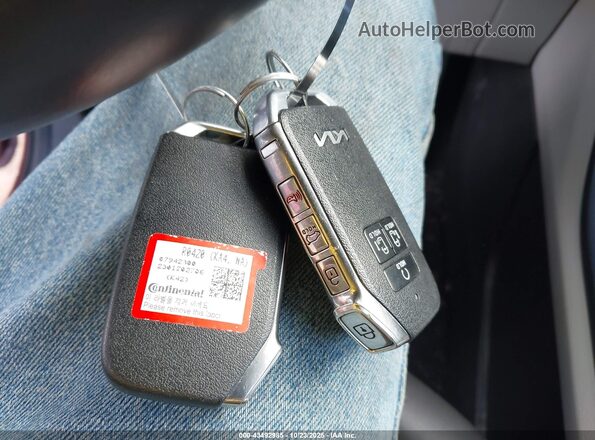 KNDNE5H3XP6291519 2023 KIA CARNIVAL MPV Maroon Widok deski rozdzielczej