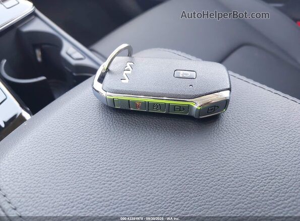 KNDPVCDG3S7243465 2025 KIA SPORTAGE HYBRID White Առջևի վահանակի տեսք