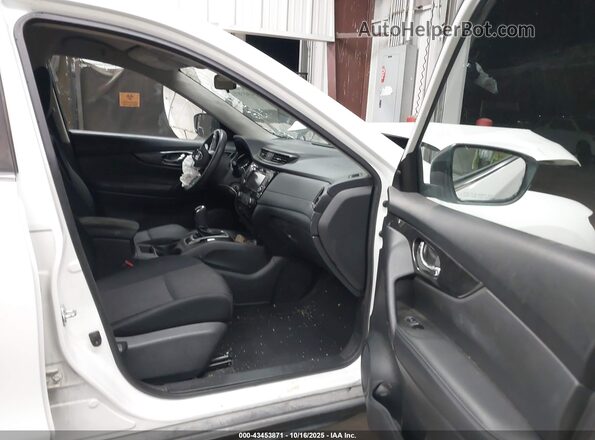 KNMAT2MT2JP576600 2018 NISSAN ROGUE White Front interior view