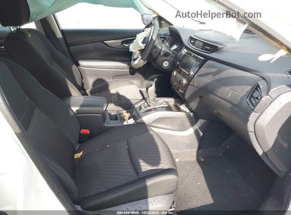 KNMAT2MV8JP525443 2018 NISSAN ROGUE White Front interior view