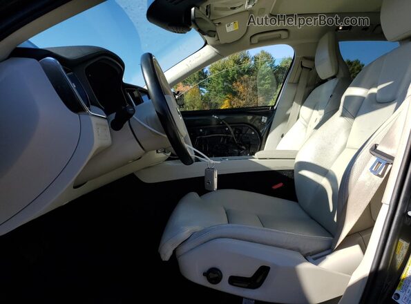 LYV102RL7KB330026 2019 VOLVO XC60 Gray Front interior view