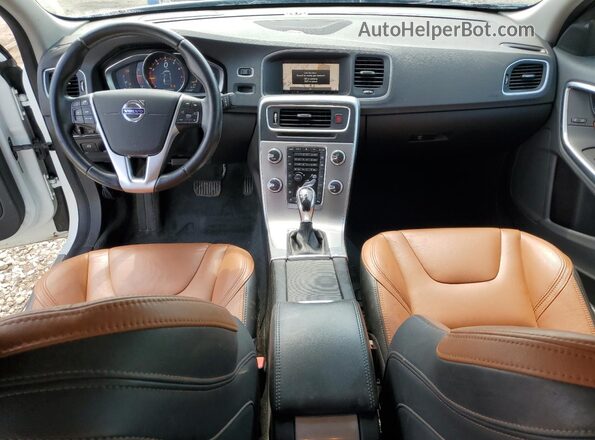 LYV402TM7JB156701 2018 VOLVO S60 White Widok deski rozdzielczej