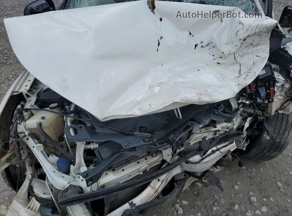 NMTKHMBX2KR096943 2019 TOYOTA LE White Vista interior trasera