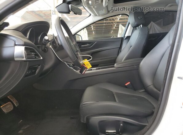 SAJAD4FX7KCP48428 2019 JAGUAR XF White Widok wnętrza z przodu