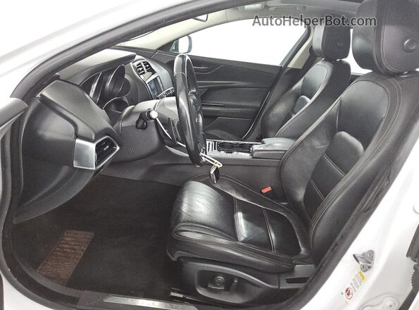 SAJAE4BG8HA952906 2017 JAGUAR XF White Vista interior delantera
