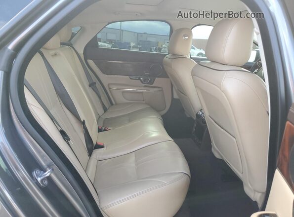 SAJWA1C77G8V92676 2016 JAGUAR XJ Gray Vista de los asientos traseros