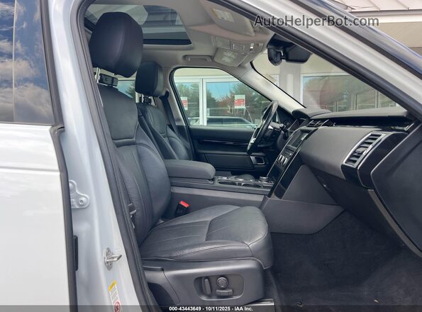 SALRG2RV8JA070279 2018 LAND ROVER DISCOVERY White Front interior view