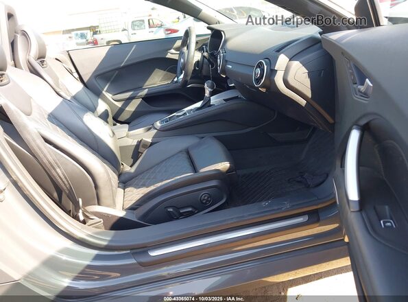 TRUT5CFV3G1018361 2016 AUDI TT Gray Вид салону спереду
