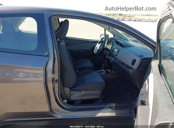 VNKJTUD30GA061304 2016 TOYOTA YARIS Серый Вид салона спереди