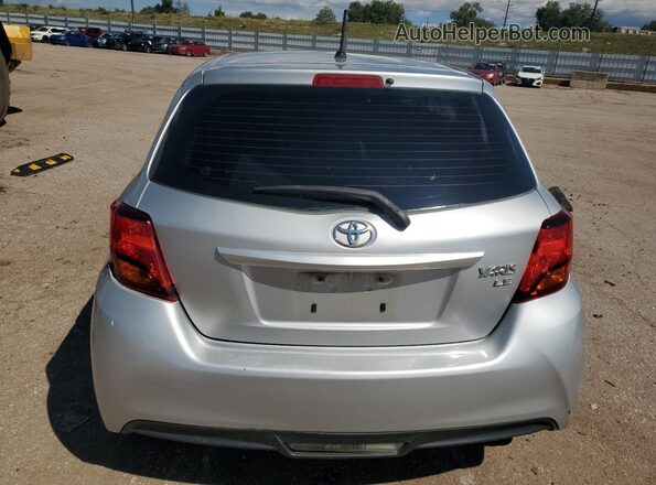 VNKKTUD38GA066643 2016 TOYOTA YARIS Серебряный Вид сзади