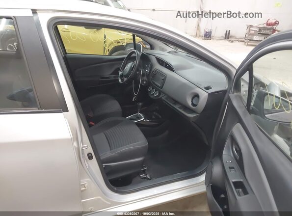 VNKKTUD39GA064044 2016 TOYOTA YARIS Silver წინა სალონის ხედი