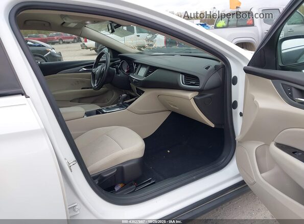 W04GU8SX2K1000116 2019 BUICK REGAL White Widok wnętrza z przodu