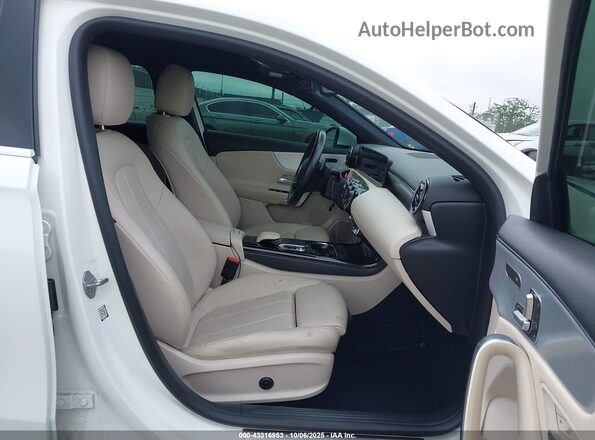 W1K3G4EB9LJ224916 2020 MERCEDES-BENZ A 220 White Widok wnętrza z przodu